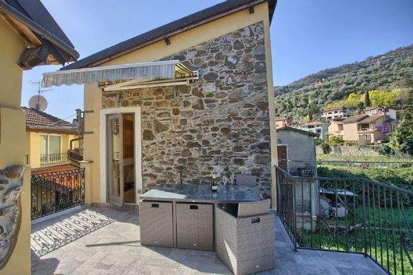 Terrasse mit Außensitzplatz