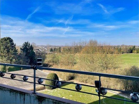 Loggia mit Fernblick ins Grüne