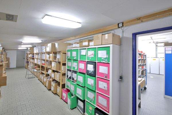 Lagerhalle mit Büro und Außenfläche