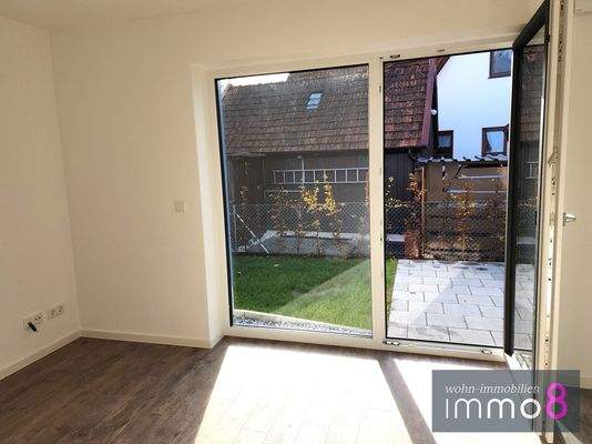 Schlafzimmer mit Blick in den Garten