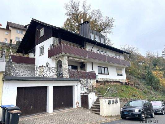 Hausansicht mit Garagen