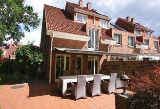 Hausansicht mit Terrasse