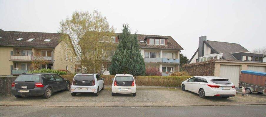 6 PKW-Stellplätze u. 2 massive Garagen zugehörig zum MFH