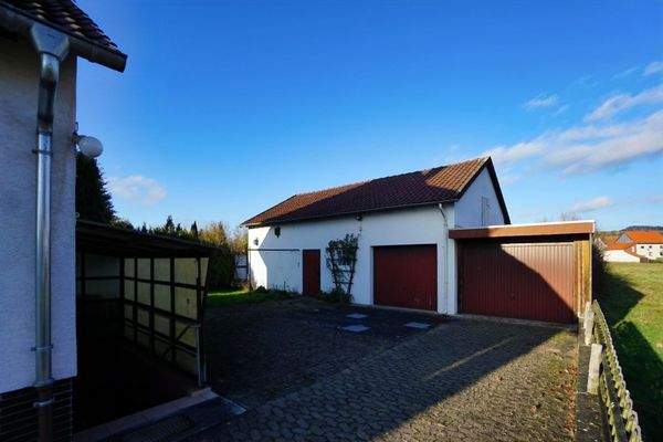 Nebengebäude mit Garagen