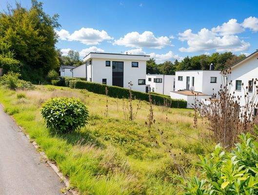 Grundstück links - (KI generiert)