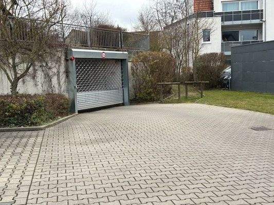 breite Tiefgaragen-Einfahrt