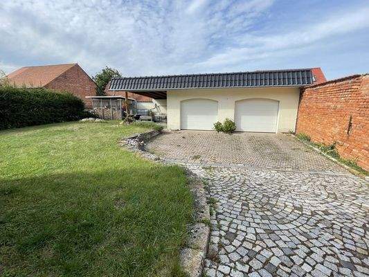 Hof mit Doppel-Garage