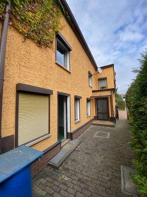 Fläche vor dem Hauseingang.jpg