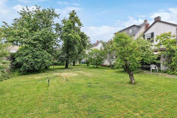 Grundstück mit dem Blick von links nach Rechts