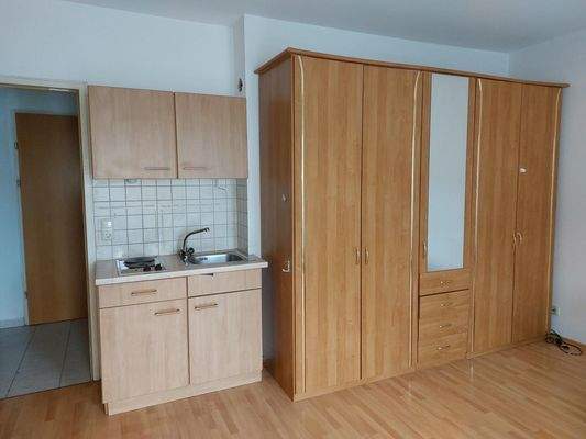 Praktische Kochnische und Kleiderschrank