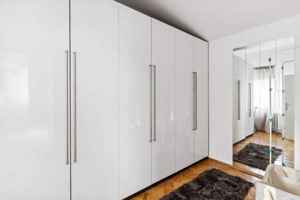 Großzügiges Ankleidezimmer