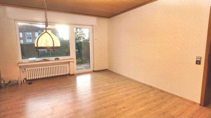 Wohnzimmer mit Zugang zur Terrasse