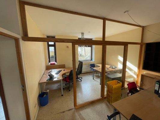 Hochwertige Abtrennungen mit Schiebetür 