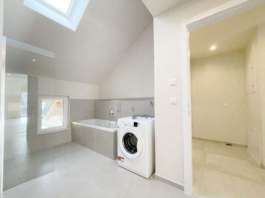 Weitere Ansicht des großen hellen Badezimmers