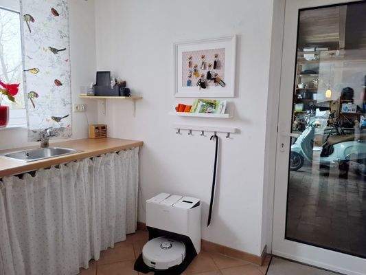 Vorratsraum: Spüle + Garagenzugang