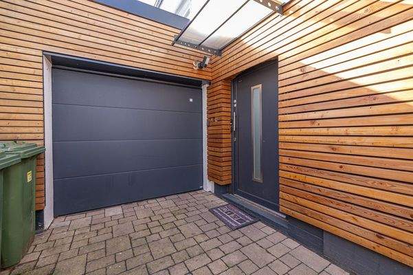 Hauseingang und Garage mit elektrischem Rolltor
