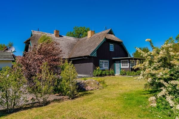 Außenansicht mit Garten und Terrasse