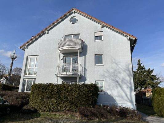 Hausansicht 1. OG mit Blick zum Wintergarten, Balkon und Küchenfenster