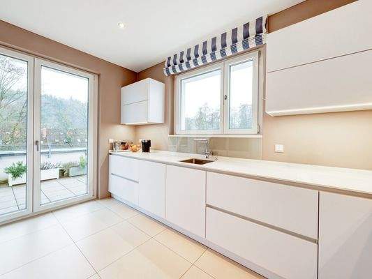 Küche mit Terrassenzugang