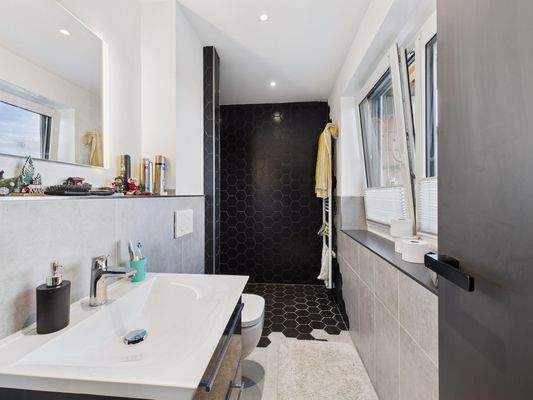 EG Tageslichtbad mit Dusche und WC