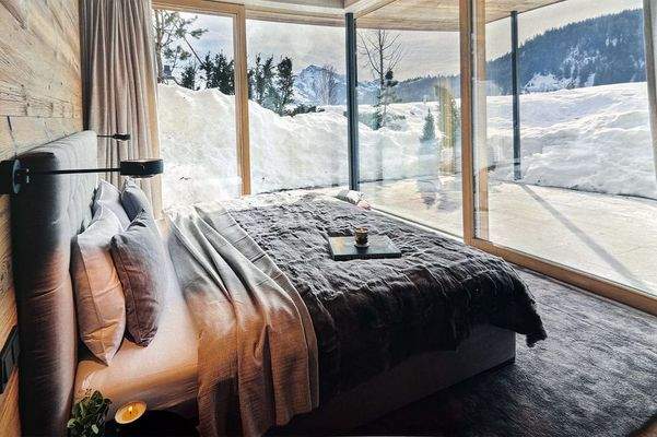 Eines der lichtdurchfluteten Schlafzimmer