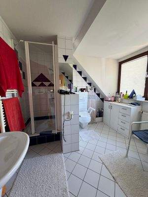 Badezimmer mit Dusche und Badewanne im DG