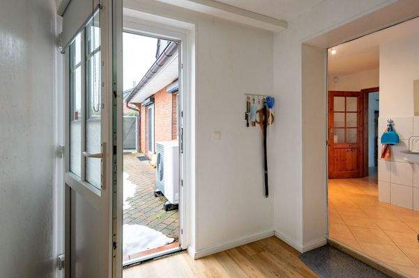 Garage/Ausgang zum Garten