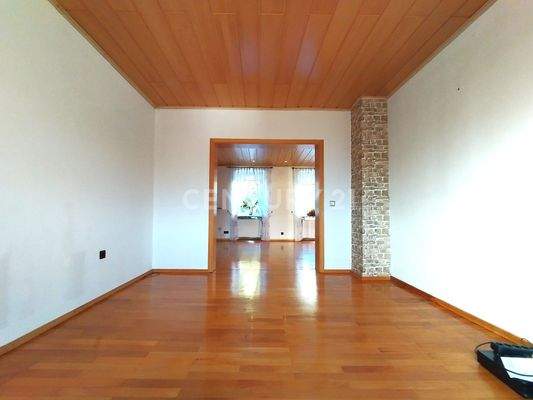 Das Essbereich mit Blick zum Wohnzimmer