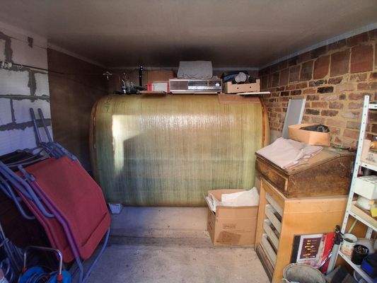 Öltanks im Schuppen