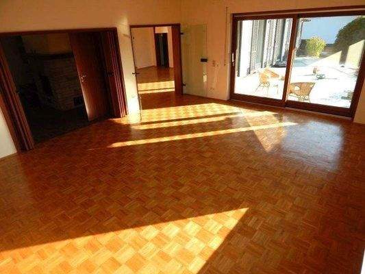 Wohnzimmer mit Blick zur Terrasse