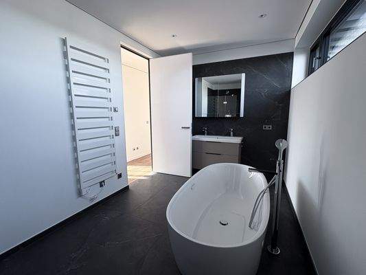 Badezimmer mit Badewanne