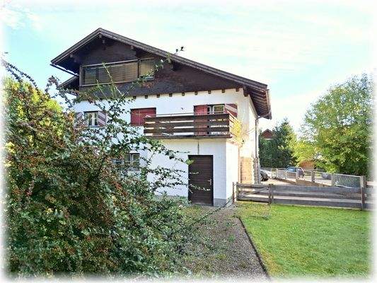 --Hausansicht West m. Terrasse u. Gartenfläche.jpg