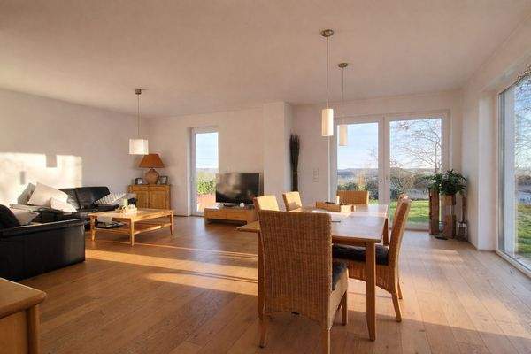 Helles, modernes Wohnzimmer und Essbereich