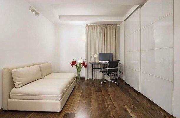 Großzügiges Arbeitszimmer