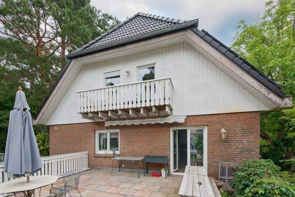 Seitenbereich mit Terrasse und Balkon