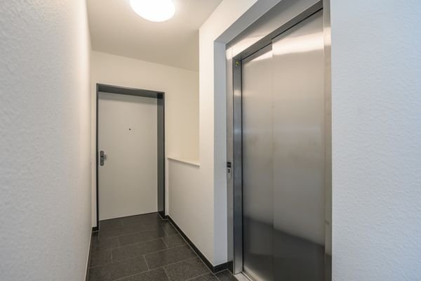 Eingang zur Wohnung mit Flur und Fahrstuhl