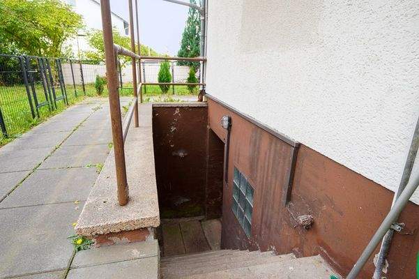 Außeneingang Keller Mehrfamilienhaus