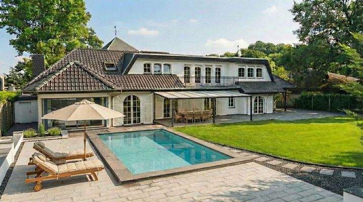 Außenansicht mit Pool