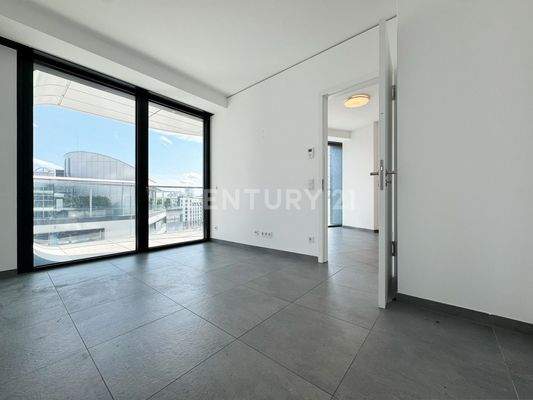 Schlafzimmer mit bodentiefen Fenster