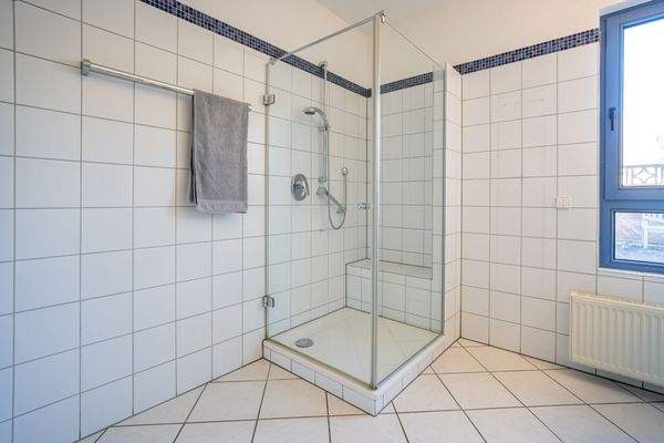 Eine Glasdusche sowie ein Bidet sind ebenfalls vorhanden.