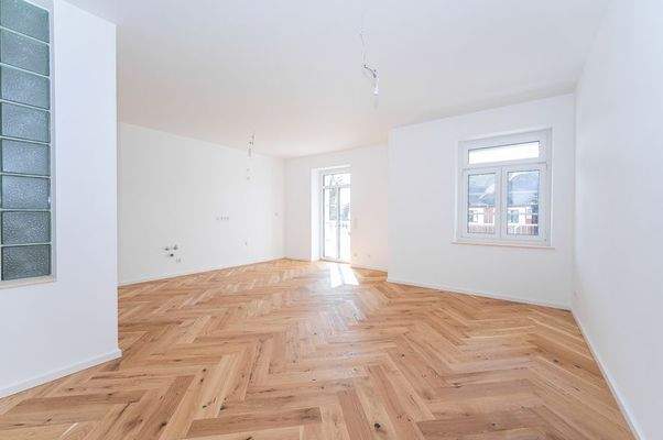 Wohnzimmer mit offener Küche