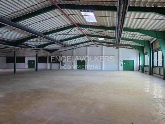 Produktions- und Lagerhalle