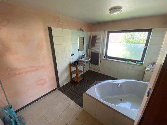 Wannenbad mit Fenster 