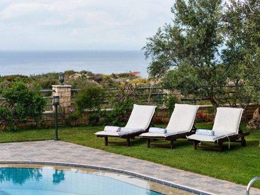 Kreta, Roussospiti: Einzigartige Villa mit separatem Apartment auf großem Grundstück mit Pool zu verkaufen