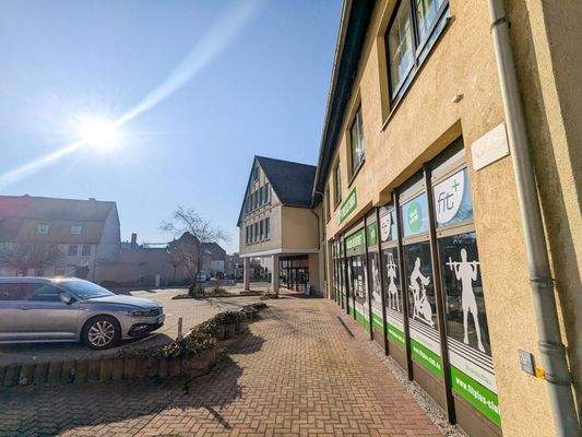 Haus 33_Parkplatz Haupteingang