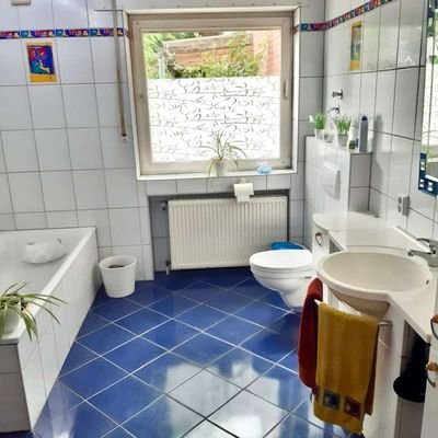 Badezimmer mit Badewanne .. 