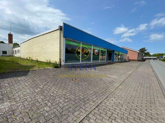 Front des Supermarktes mit Parkplätzen