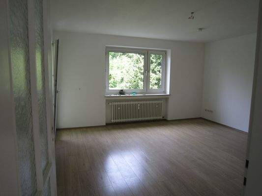 Wohnzimmer mit Zugang zum Balkon 