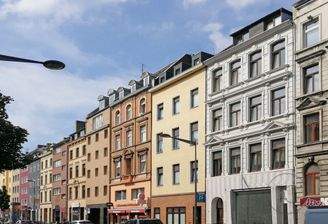 Haus und Straßenansicht