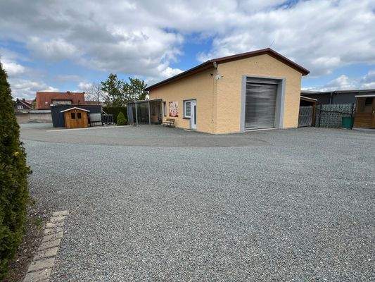 Nebengebäude mit Garage